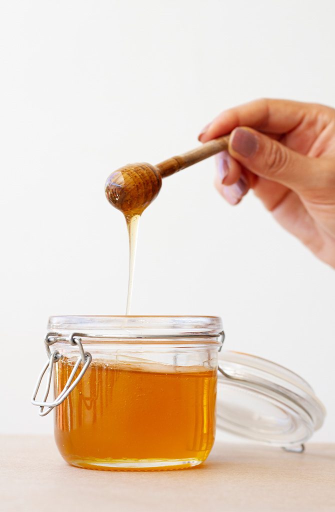 2_beekeeper-controlling-beehive-and-comb-frame-harvesting-honey-beekeeping-concept-1-1-r1mp6jujbjo80tbnz635j9rbv84429w8tfh4zqlg8w